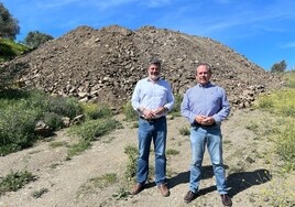 Pérez y Carrasco delante de una de las montañas de escombro.