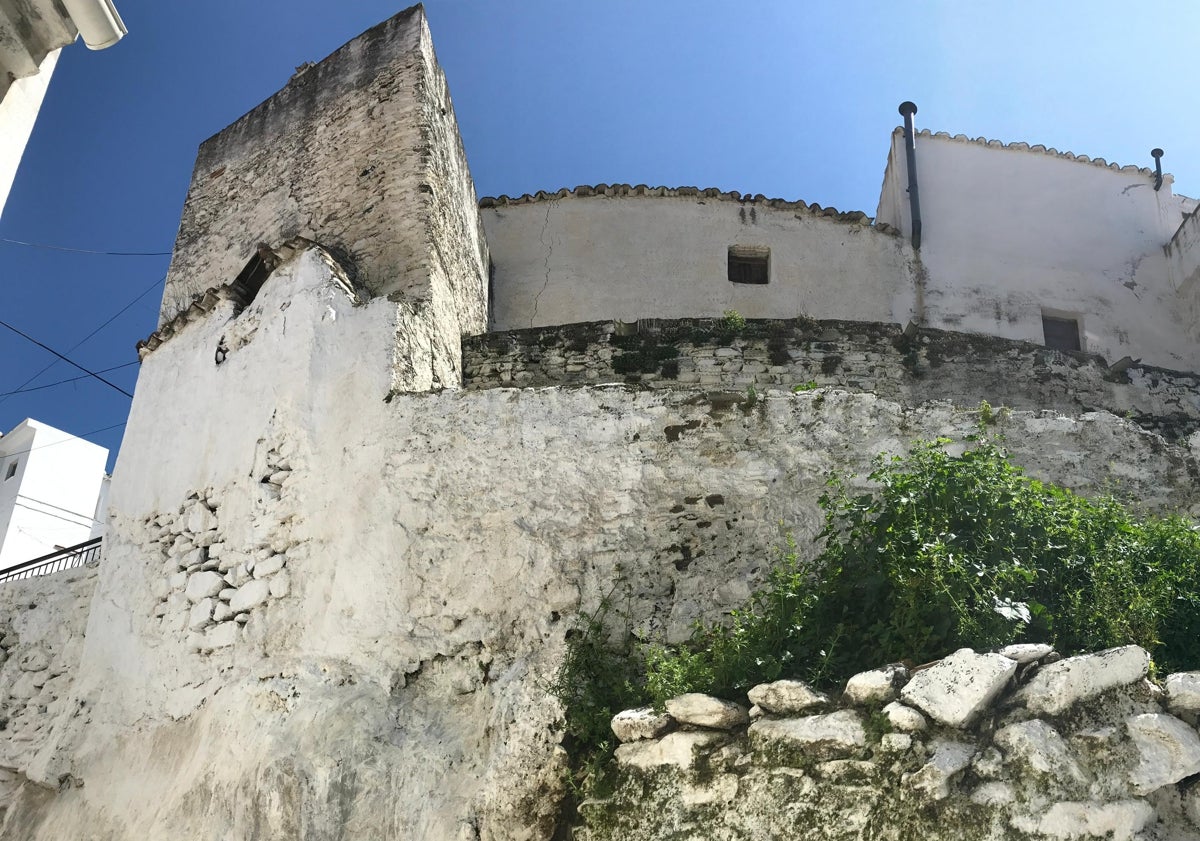 Imagen principal - Arriba y abajo a la izquierda, dos imágenes del pueblo axárquico, con los restos de lo que fueron las antiguas torres y murallas del castillo, y a la derecha, el arquitecto malagueño, en una calle del pequeño municipio.