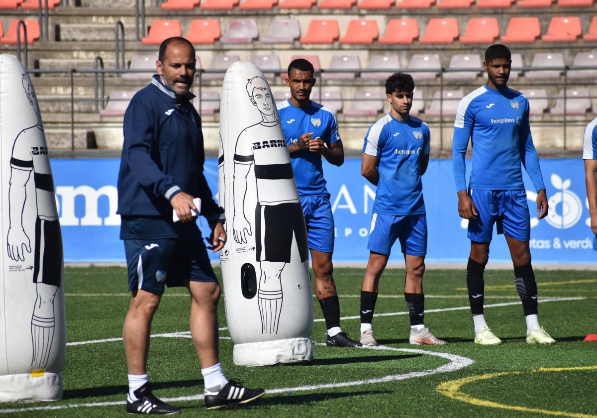 Salva Ballesta, en un entrenamiento del Estepona.