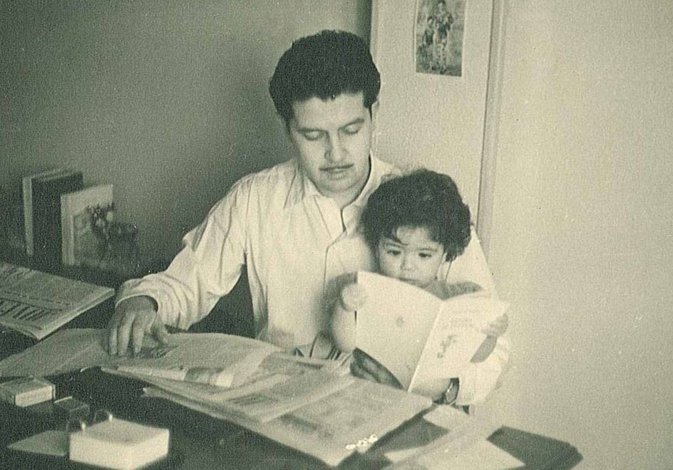 El poeta, en 1955, con su hija Lola jugando con un libro