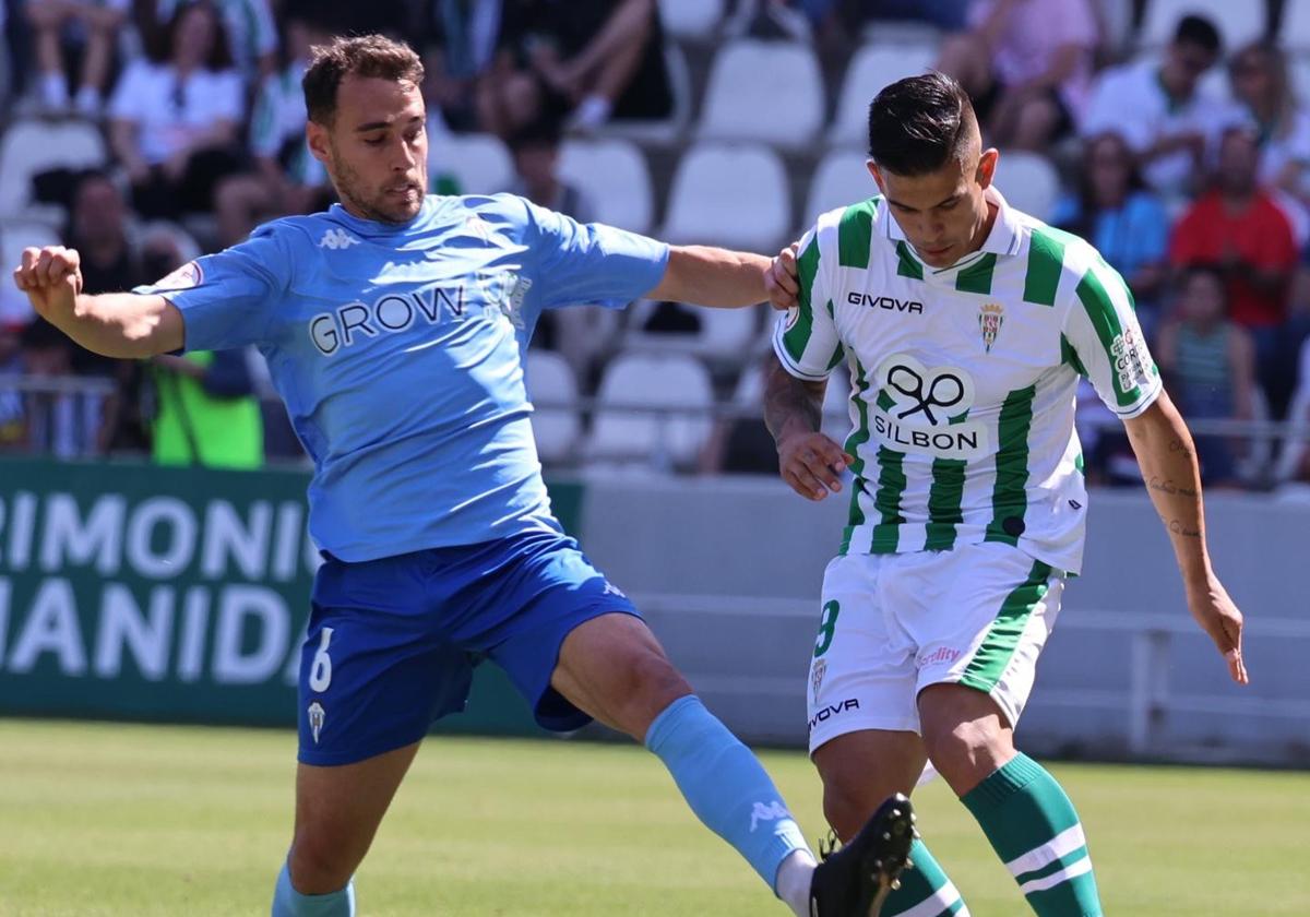 Imagen del partido entre al Córdoba y el Alcoyano donde el exmalaguista Kuki Zalazar, ahora en el conjunto blanquiverde, intenta poner un centro.