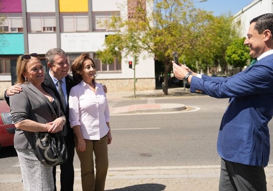 El presidente andaluz fotografía a su homónimo de Castilla La Mancha con dos vecinas de Sevilla.