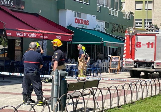 Otra imagen que muestra a algunos bomberos, después de apagar el incendio.