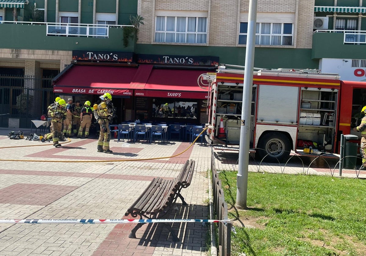 Varios bomberos intervienen en el Tano's de Huelin, después de un incendio en la cocina.