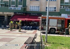 Varios bomberos intervienen en el Tano's de Huelin, después de un incendio en la cocina.