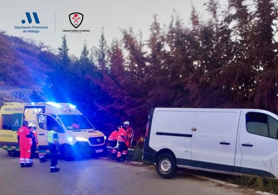 Bomberos, sanitarios y Guardia Civil, este sábado en el lugar del siniestro en Vélez-Málaga.