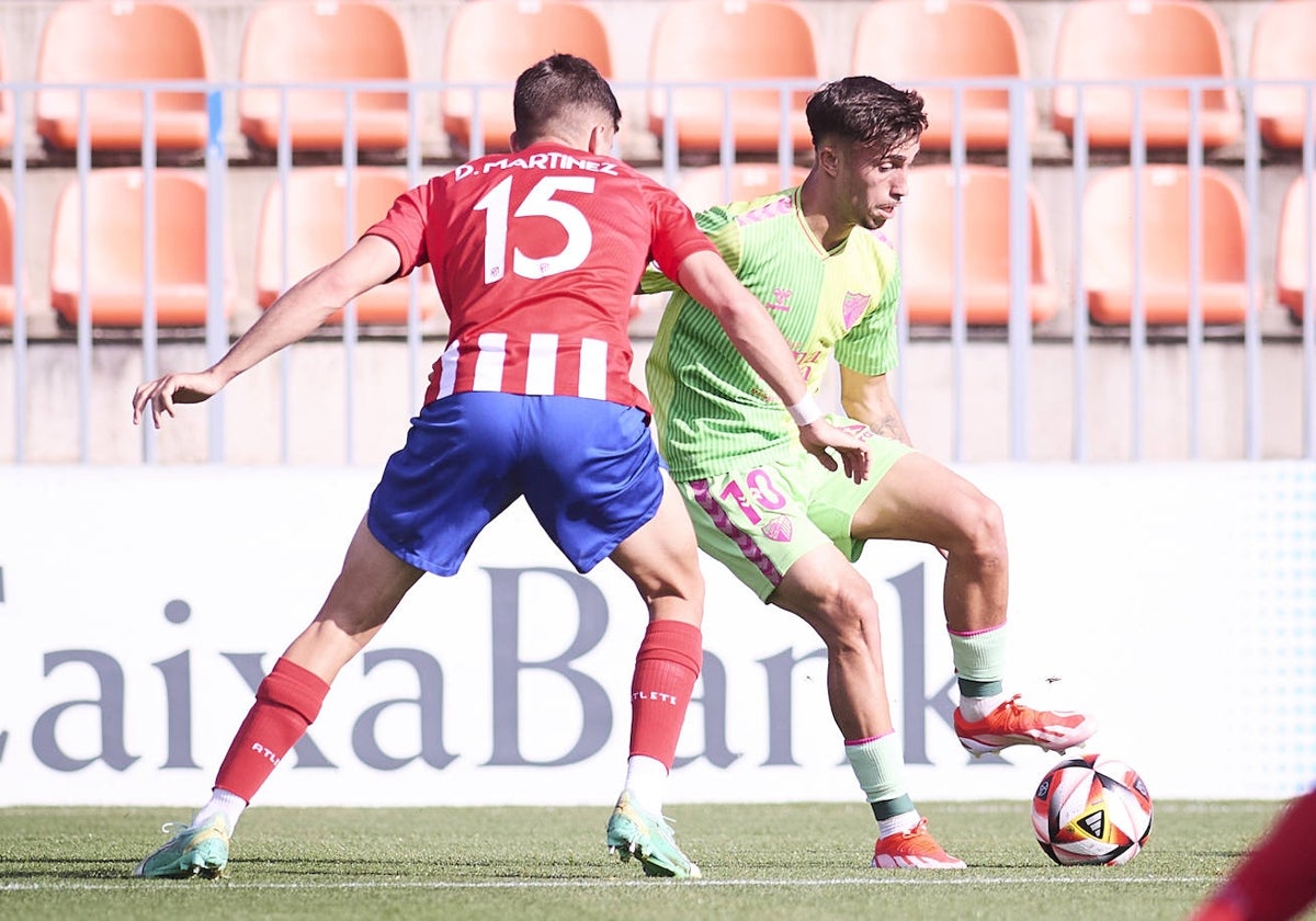 Larrubia pisa el balón en presencia de Martínez.