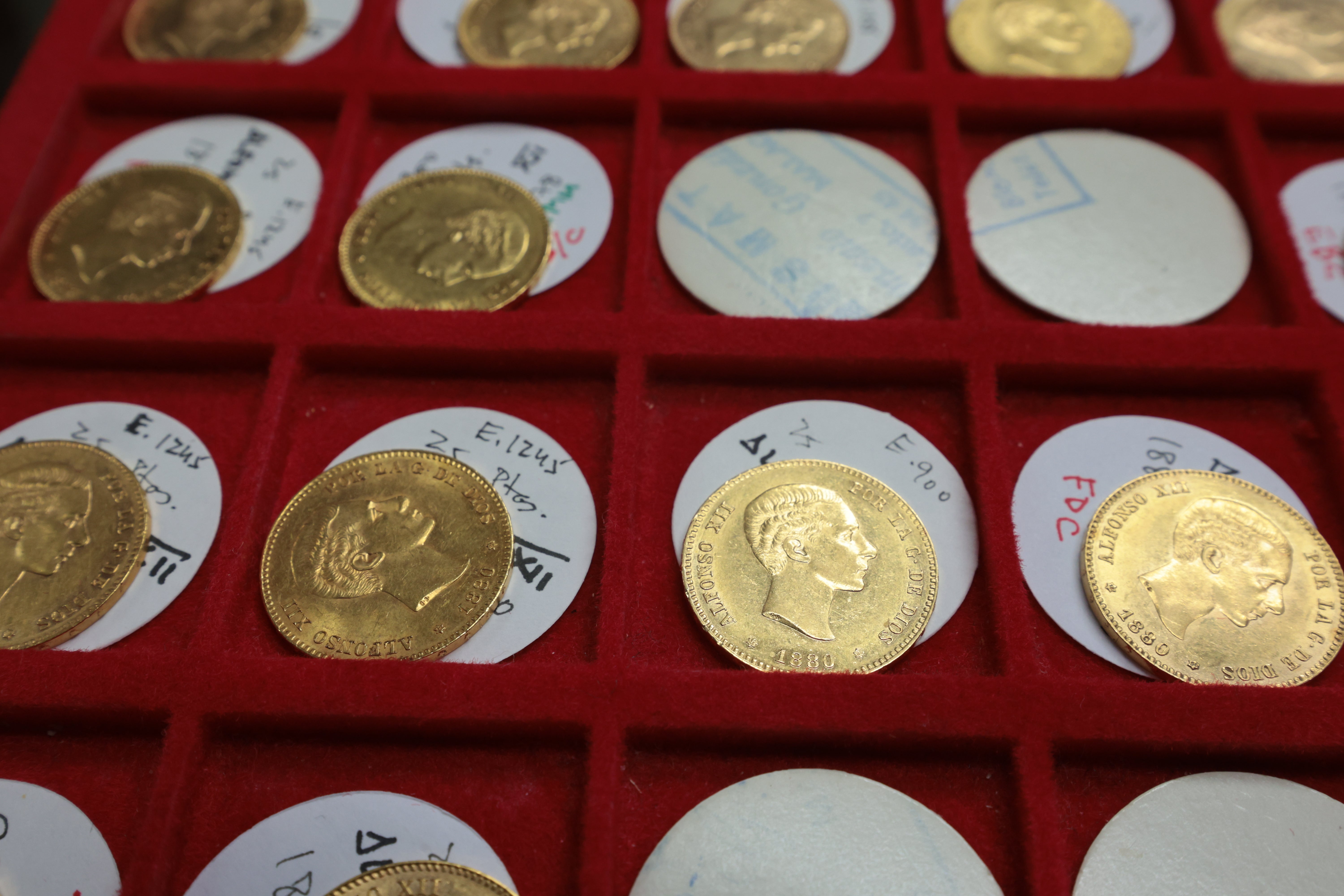 Monedas de oro españolas de 25 pesetas de Alfonso XII, comúnmente conocida como «Alfonsinas«'