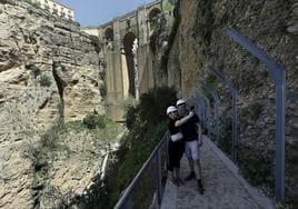 Una pareja de novios se hace un 'selfie' con el Tajo de Ronda de fondo, en el Caminito del Desfiladero.