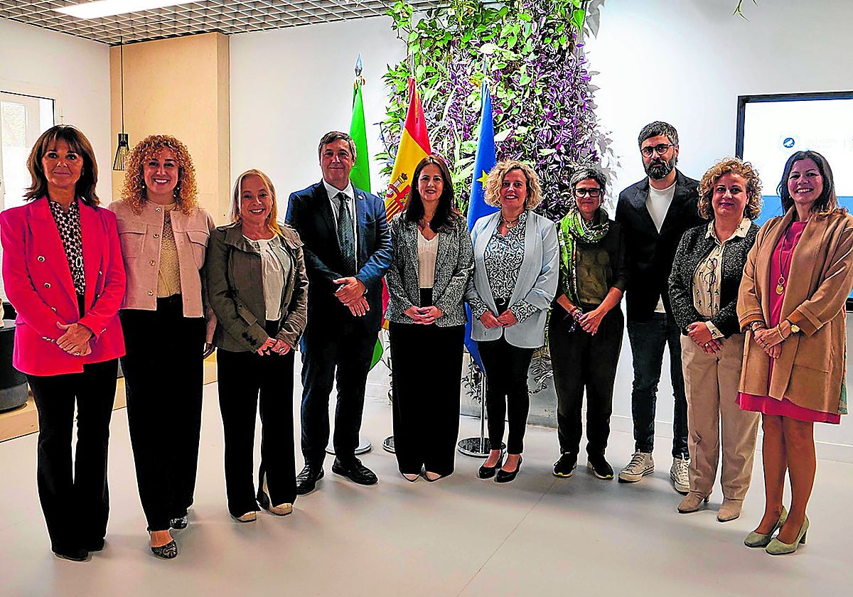 Sara Robles, Carmen Vaquero y el rector de UMA, Teodomiro López, junto a los vicerrectores.