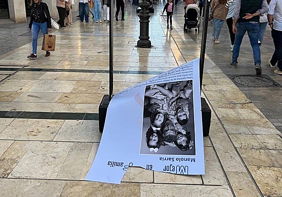 Uno de los mupis, arrancado casi al completo.