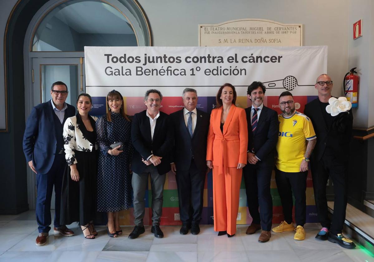 Imagen principal - Arriba, representantes institucionales, artistas y miembros de la Aecc. Abajo, Miguel Poveda y Diana Navarro, durante su actuación de anoche en el teatro municipal.