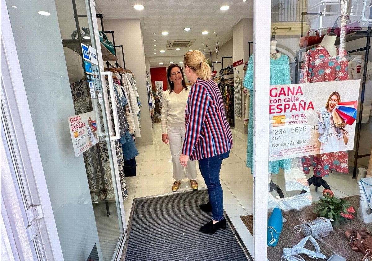 La alcaldesa, Ana Mula, visita uno de los comercios del municipio.
