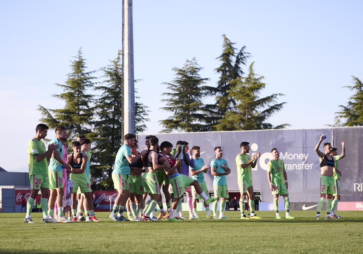 Jugadores del Málaga celebran su victoria contra el Atlético de Madrid B en el Cerro del Espino.