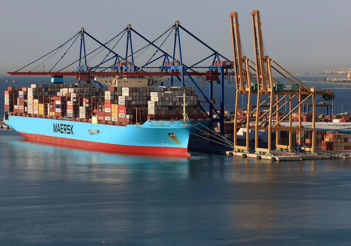 El buque portacontenedores Maersk Hidalgo, ayer durante la operativa en el puerto de Málaga.