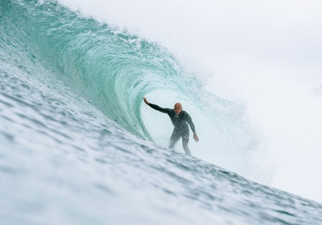 Slater, dentro de un tubo en la ola de Bells Beach.