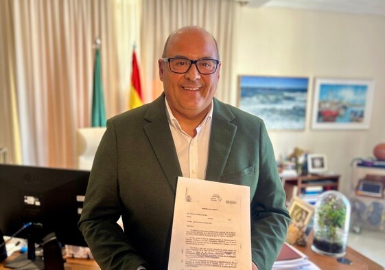 El alcalde veleño, Jesús Lupiáñez, con la respuesta del Gobierno al PP.