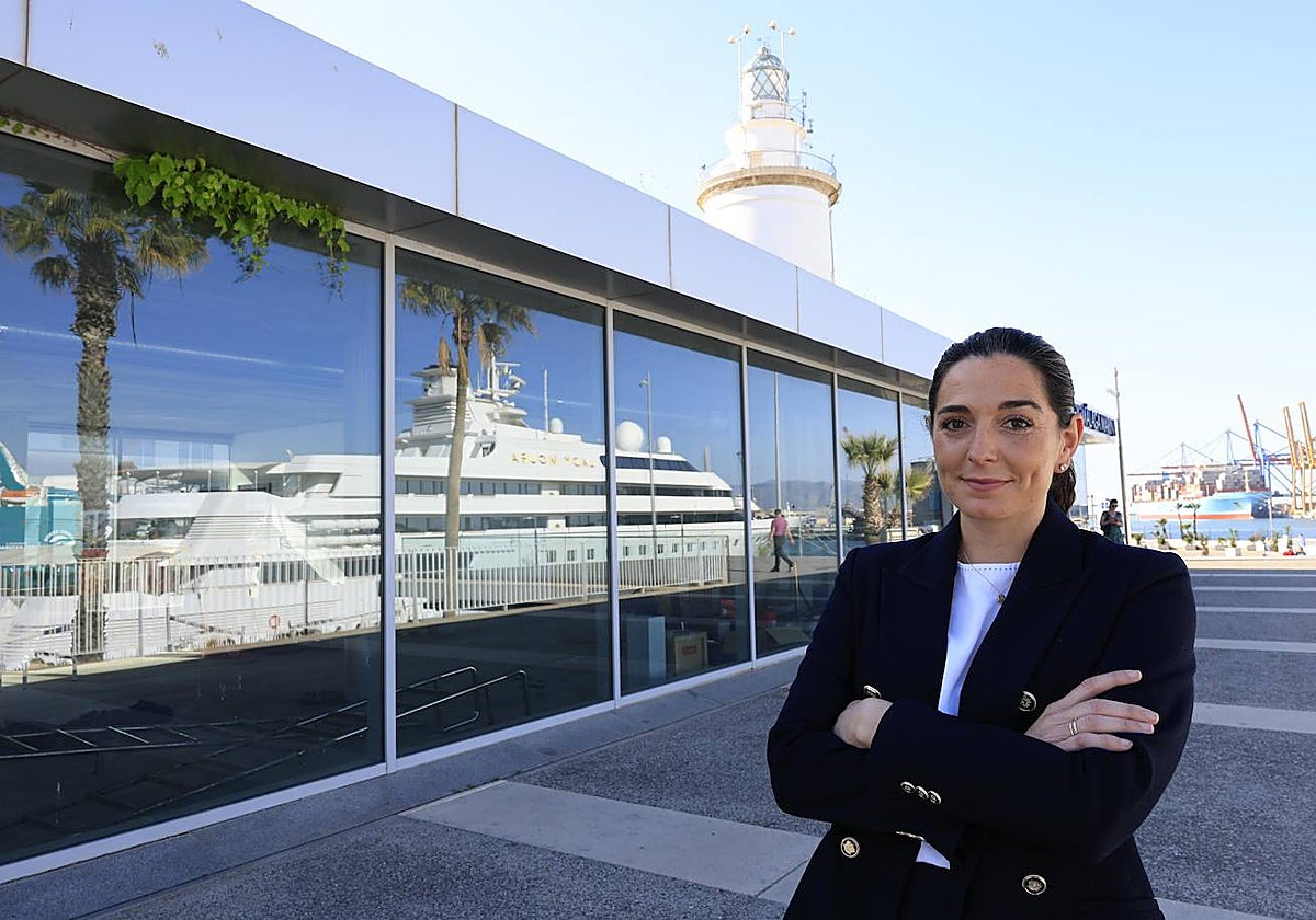 Alejandra Cruces, junto a la sede de IGY Málaga Marina, en cuyas cristaleras se refleja el megayate Lady Moura.
