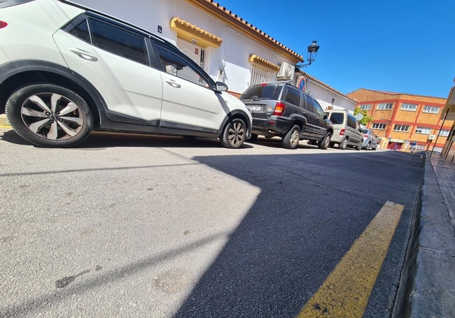 Nulo espacio para estacionar en una de las calles del barrio.