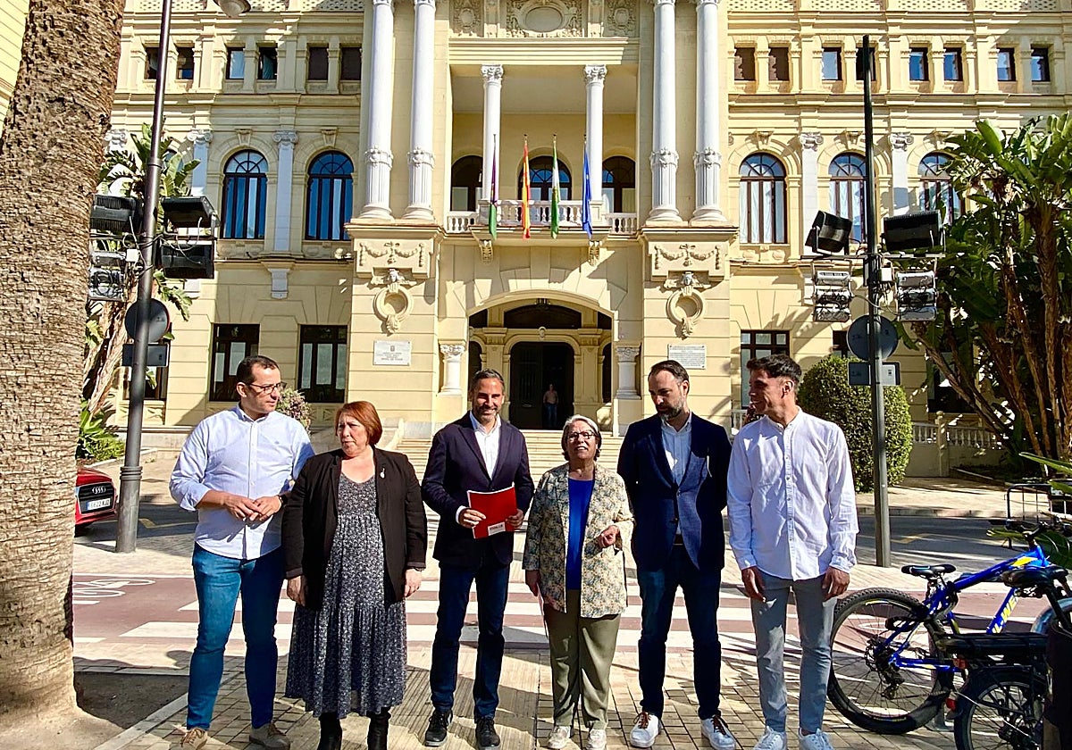 Viruel, Martín, Pérez, Sánchez, Ruiz Araujo y Orellana, a las puertas del Ayuntamiento de Málaga.