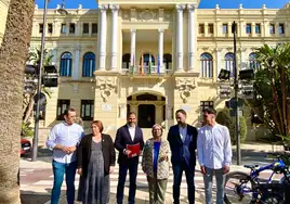 Viruel, Martín, Pérez, Sánchez, Ruiz Araujo y Orellana, a las puertas del Ayuntamiento de Málaga.