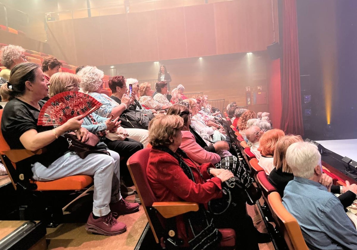 Parte de los mayores que asistieron a ver la función 'Kilogramers', en el Teatro Echegaray.