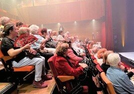 Parte de los mayores que asistieron a ver la función 'Kilogramers', en el Teatro Echegaray.