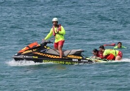 Imagen de uno de los momentos de rescate en el mar durante el simulacro.