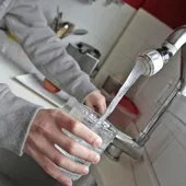 Salud declara no apta para el consumo el agua en el núcleo residencial El Chaparral, entre Marbella y Mijas