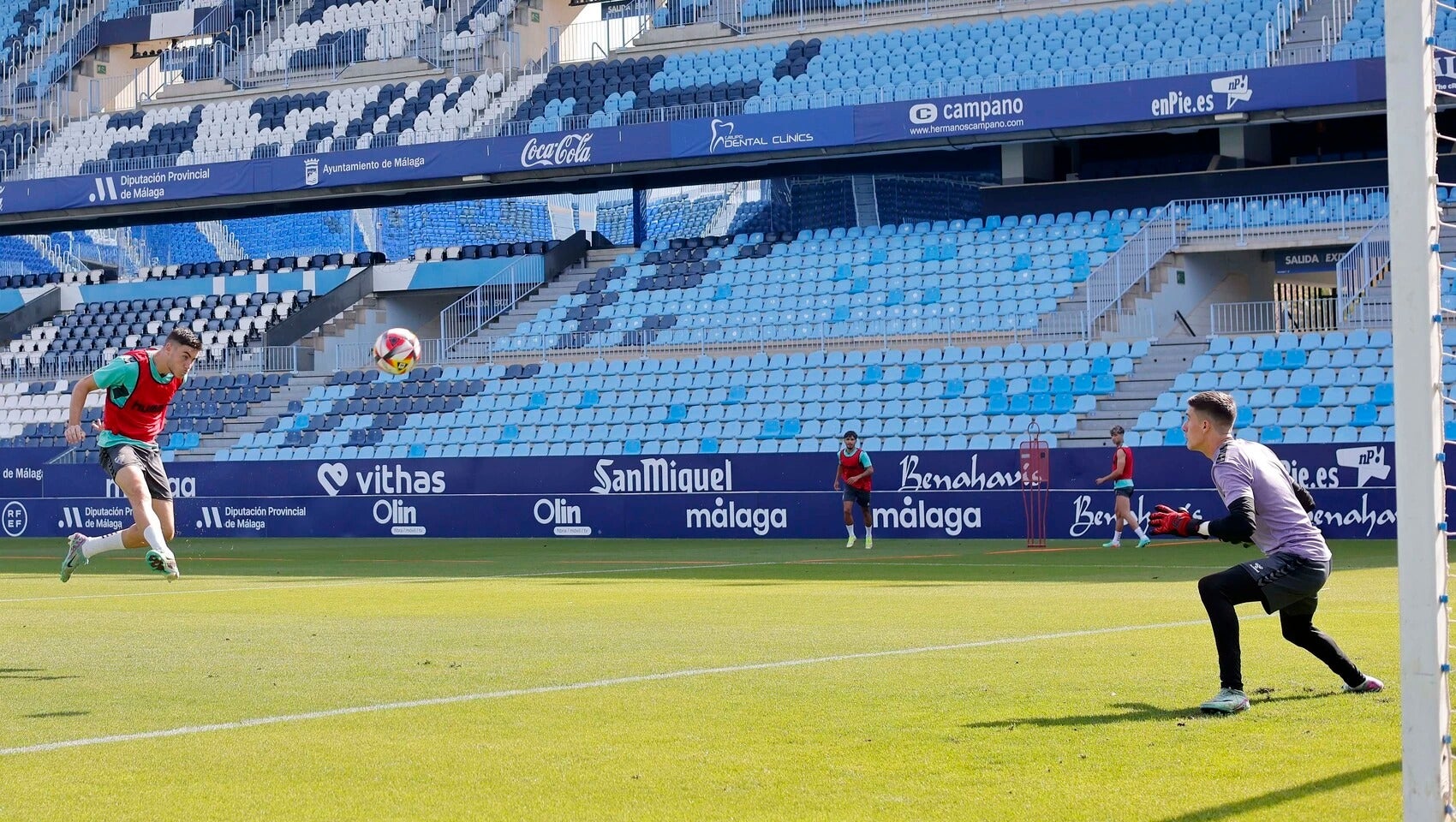 El máximo goleador del equipo, Roberto Fernández, finaliza una jugada de entrenamiento en el campo de La Rosaleda.