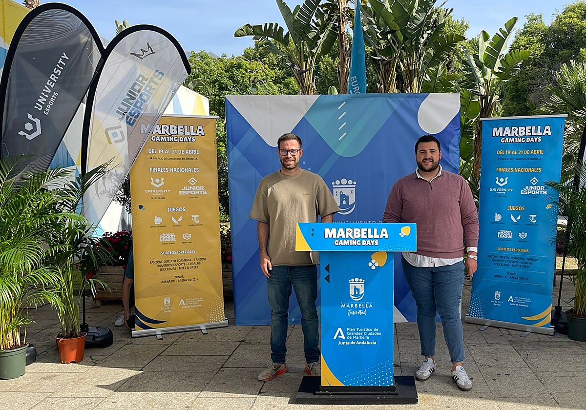 El responsable de UNIVERSITY Esports y JUNIOR Esports, Aitor Parra y el edil de Juventud, Alejandro González.