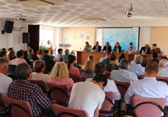 Imagen del encuentro de alcaldes, ediles y cargos del PP, este jueves en Algarrobo.