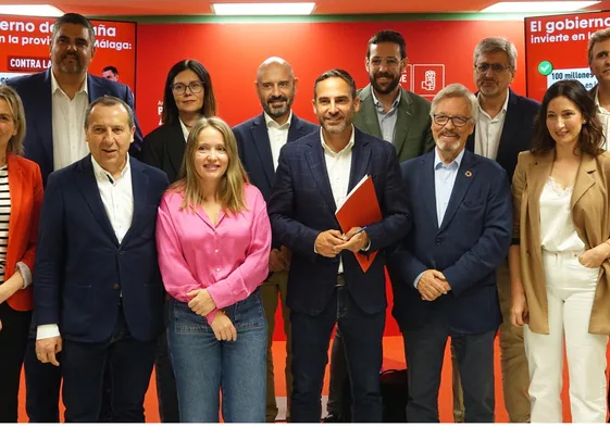 Pérez junto a diputados, senadores, parlamentarios autonómicos y el subdelegado.