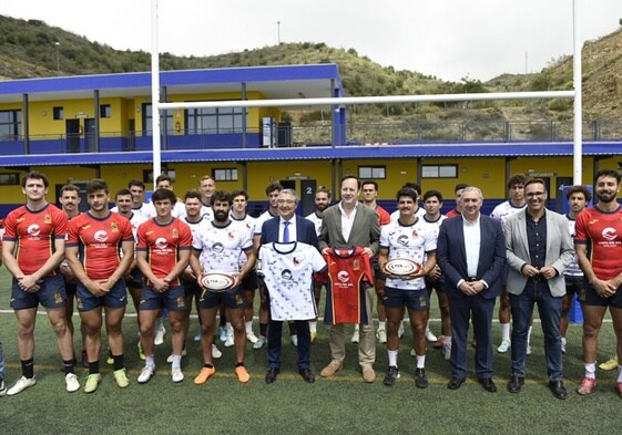 Representantes de Turismo Costa del Sol, Diputación de Málaga y la Real Federación Española de Rugby con los jugadores del equipo.