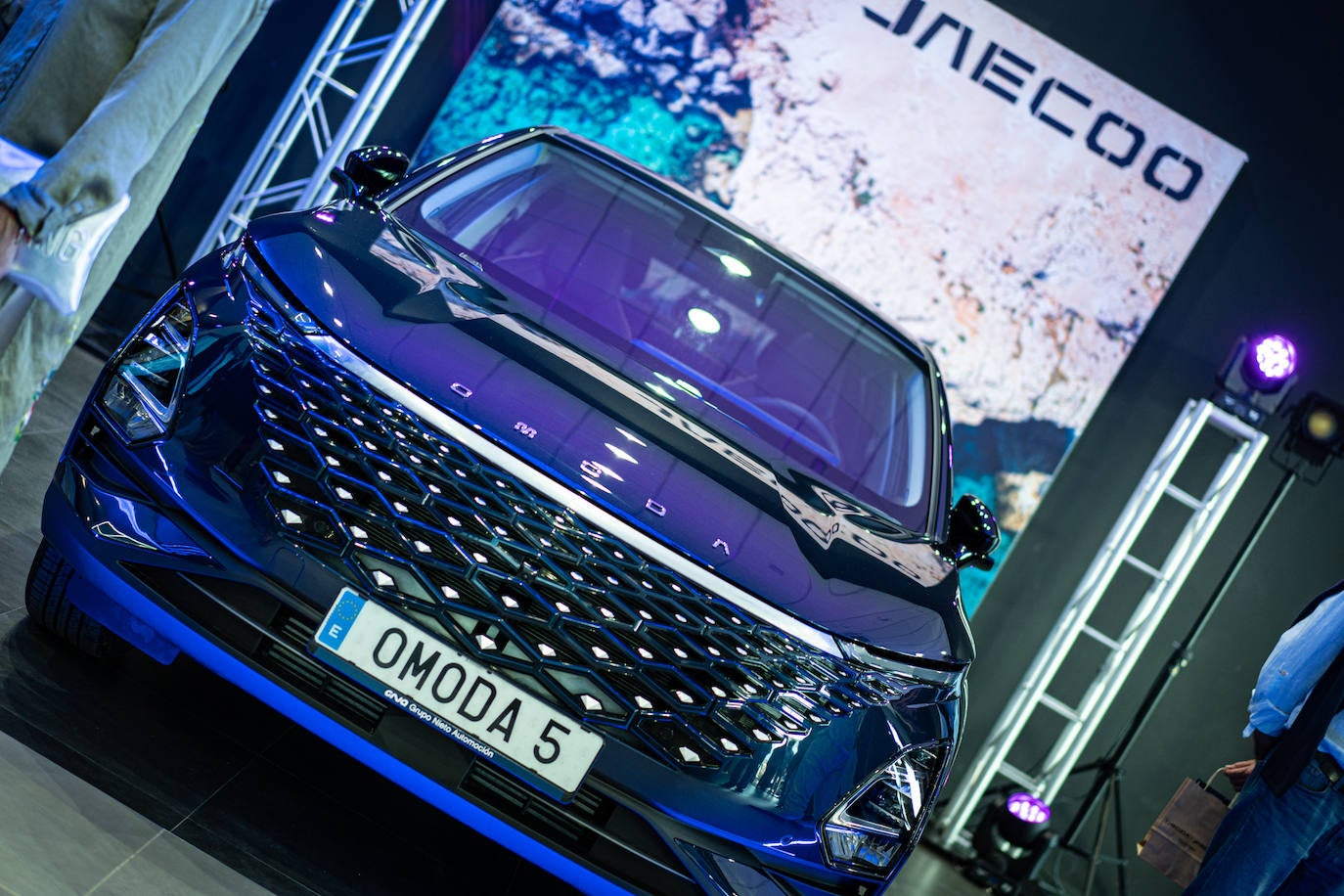 La inauguración contó con el la presentación en primicia de OMODA E5, modelo de coche eléctrico con 0 emisiones y una autonomía superior a los 400 kilómetros.
