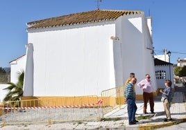 Visita a Santa Amalia del alcalde, acompañado de responsables municipales y de la asociación de vecinos.