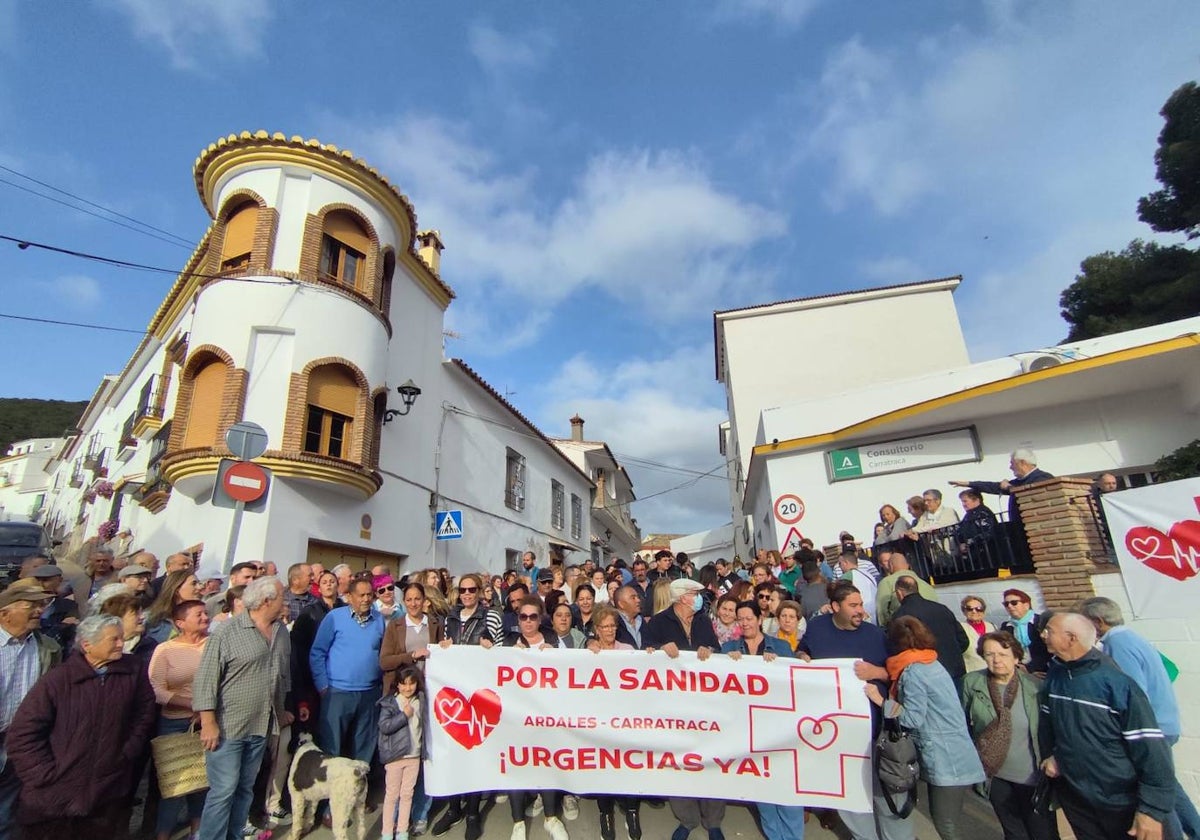 Los vecinos de Ardales y Carratraca se concentran por la sanidad.