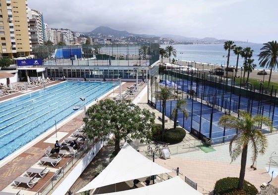 Panorámica de las instalaciones del Real Club Meditárreneo, a orillas del mar, en la que se aprecia su piscina de 50 metros al aire libre, otra piscina cubierta, pistas de pádel y de fútbol-sala