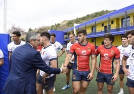 El alcalde de Rincón de la Victoria saluda a los jugadores del equipo español.