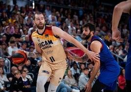 Radovic se marcha de Ricky Rubio.