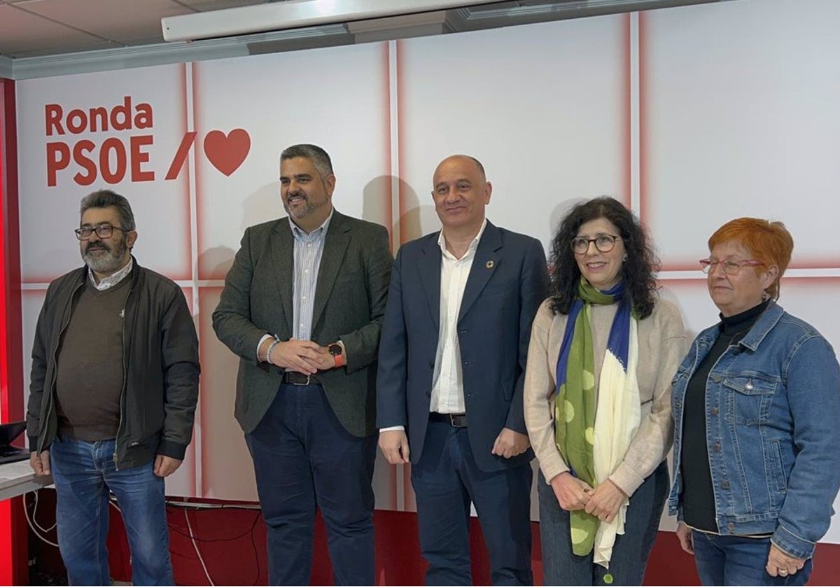 Cañestro, tercero por la derecha, junto a Josele Aguilar, segundo por la izquierda, en un acto reciente.