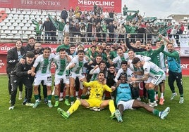 La plantilla del Antequera celebra la decisiva victoria contra el Algeciras fuera de casa (2-3).