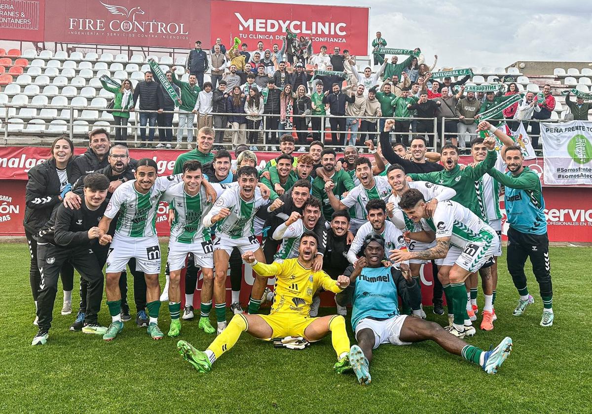 La plantilla del Antequera celebra la decisiva victoria contra el Algeciras fuera de casa (2-3).