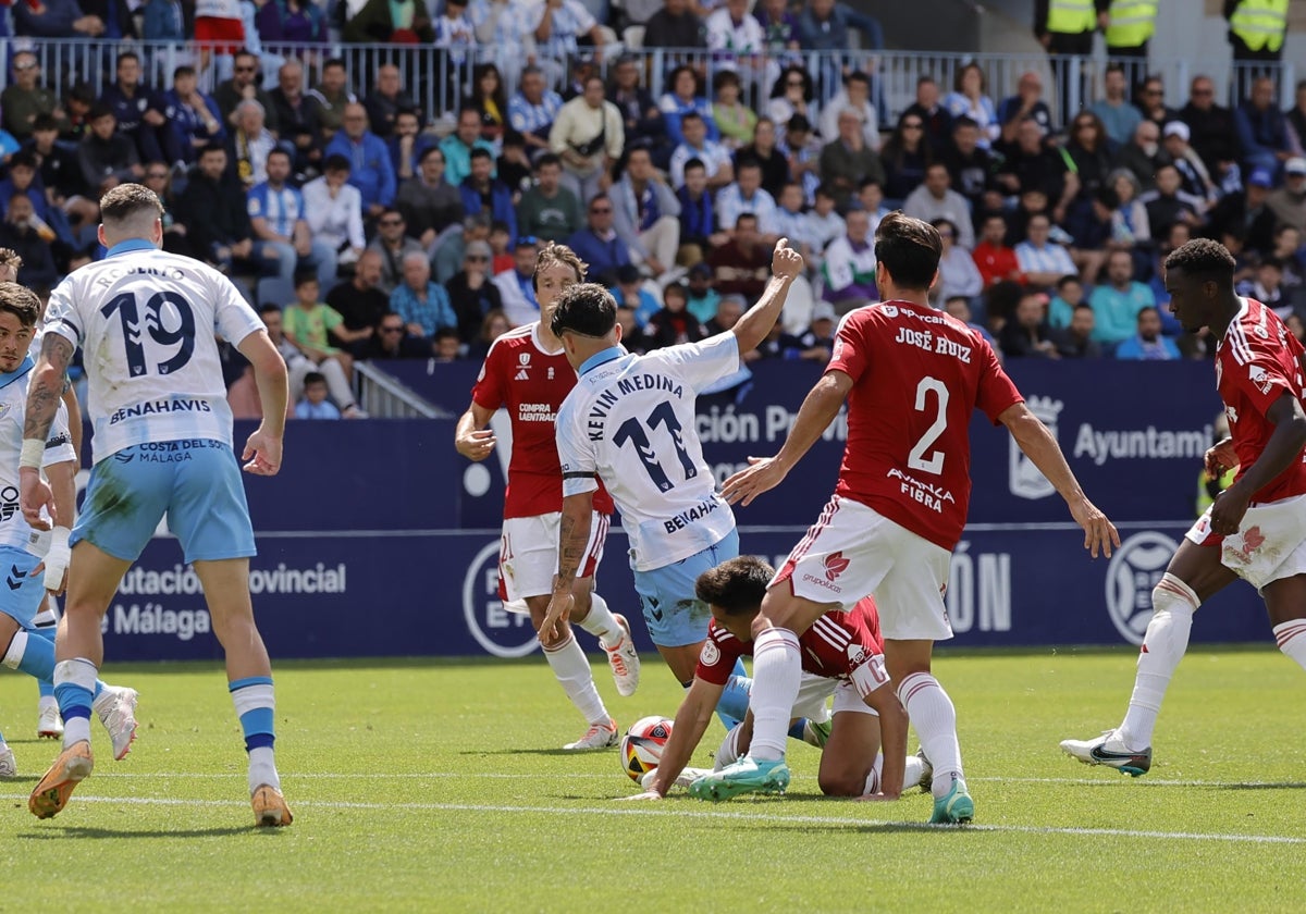 Kevin, en un lance del partido en la frontal del área.