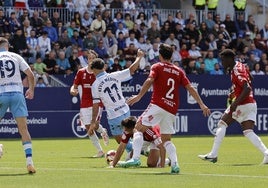 Kevin, en un lance del partido en la frontal del área.