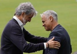 Los entrenadores del Málaga y Murcia, Sergio Pellicer y Pablo Alfaro, se saludan antes del partido.