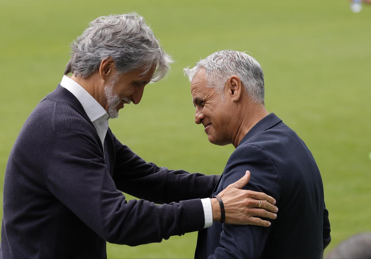 Los entrenadores del Málaga y Murcia, Sergio Pellicer y Pablo Alfaro, se saludan antes del partido.