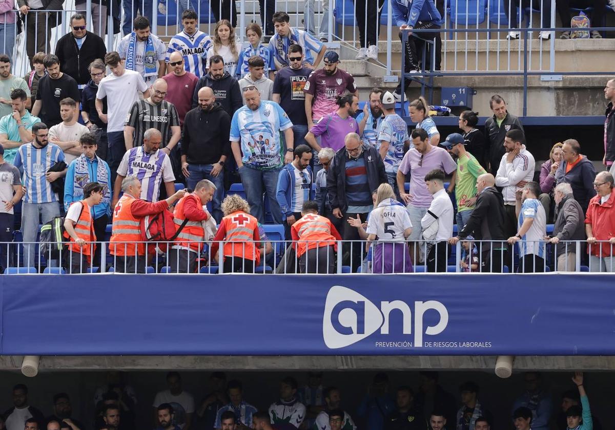 Un aficionado sufre un síncope que obliga a parar el Málaga-Murcia en La Rosaleda varios minutos