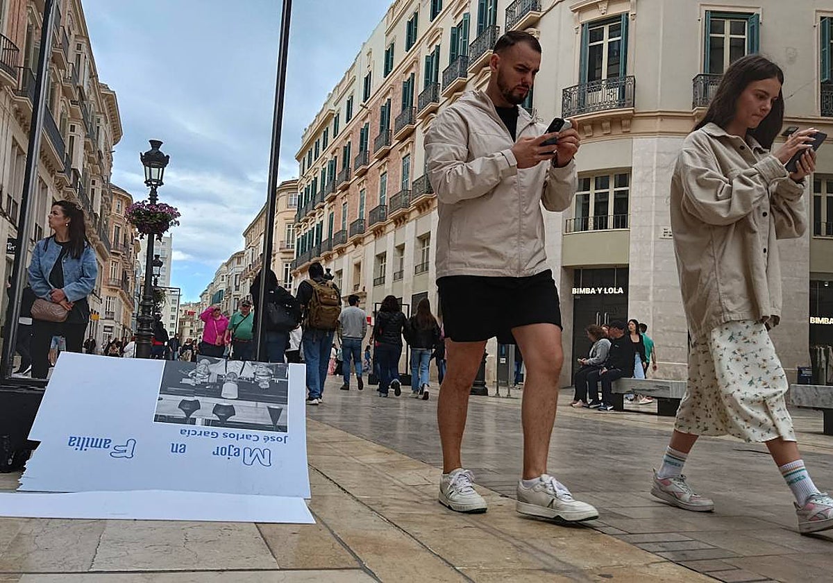 Parte de la exposición actual de calle Larios, que ha quedado destrozada por los actos vandálicos.