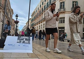 Parte de la exposición actual de calle Larios, que ha quedado destrozada por los actos vandálicos.